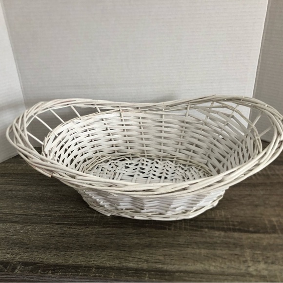 Vtg White Wicker Basket - Picture 3 of 13